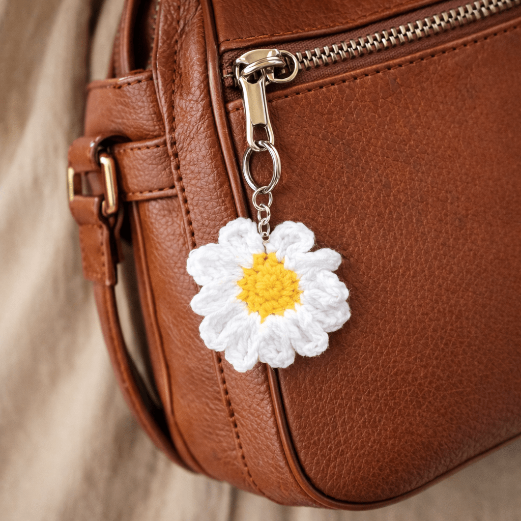 🌼 Handmade Crochet Daisy Keychain – Aesthetic Bag Charm & Cute Gift